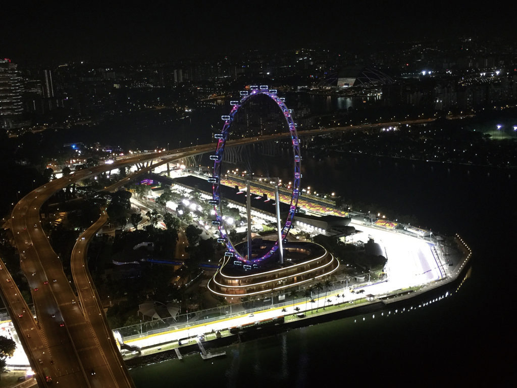 フォーミュラ1 シンガポールグランプリ 上空からの撮影を想定した光の演出 屋外広告 交通広告業界誌 月刊サインアンドディスプレイ