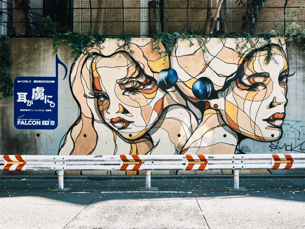 街中のストリートアートが突如イヤホンを装着 東京都内のストリートアートを広告モデルに起用した アートになるイヤホン 屋外広告 交通広告業界誌 月刊サインアンドディスプレイ
